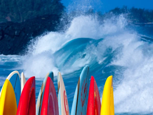 Мощные волны ломаются на пляже Лумахай, Кауаи с досками для серфинга — стоковое фото