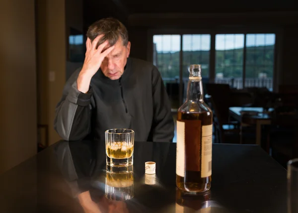Senior Kaukasische volwassen man met depressie — Stockfoto