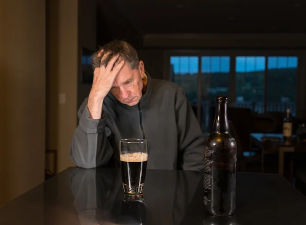 Hombre adulto caucásico mayor con depresión —  Fotos de Stock