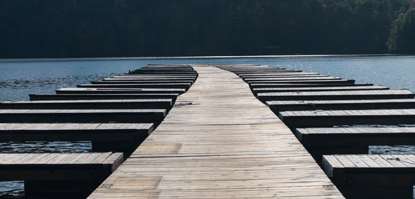 Posti barca vuoti e ormeggi dopo la rimozione delle barche — Foto Stock