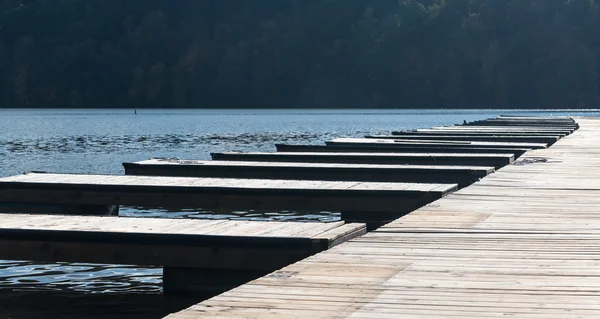 Posti barca vuoti e ormeggi dopo la rimozione delle barche — Foto Stock