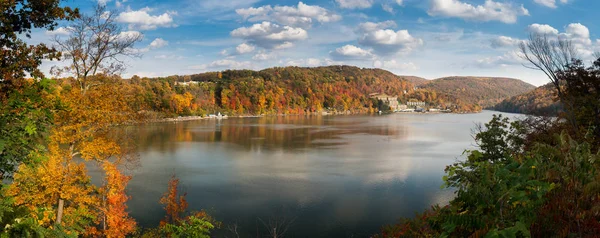 Colori autunno su Trucchi Lago Morgantown — Foto Stock