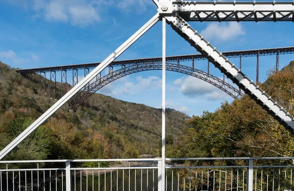 ウェスト バージニア州の古いものと新しい川峡谷橋 — ストック写真