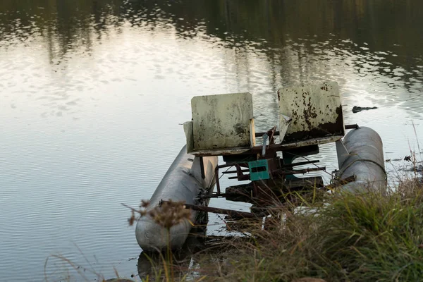 Barco pedalero abandonado en el lago — Foto de Stock