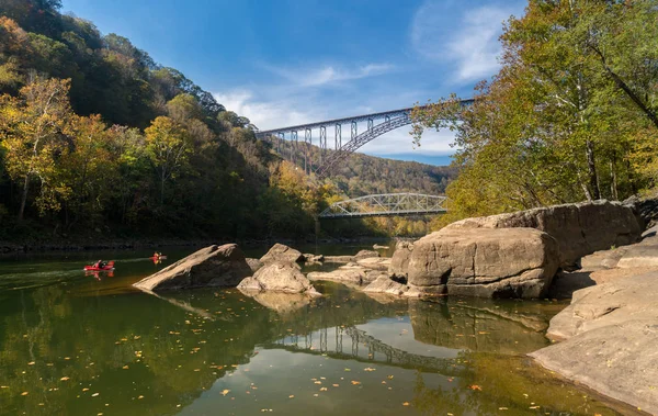 Kayakers al New River Gorge Bridge in West Virginia — Foto Stock