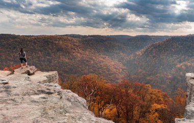 Kadın Hiker Coopers Rock State Park Wv, orman Manzaralı