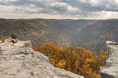 Kadın Hiker Coopers Rock State Park Wv, orman Manzaralı