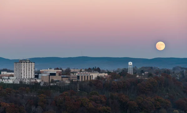 Colheita Supermoon sobre WVU Morgantown WV — Fotografia de Stock