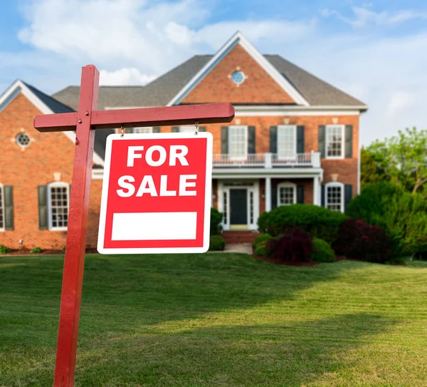 For sale sign in front of large USA home — Stock Photo, Image