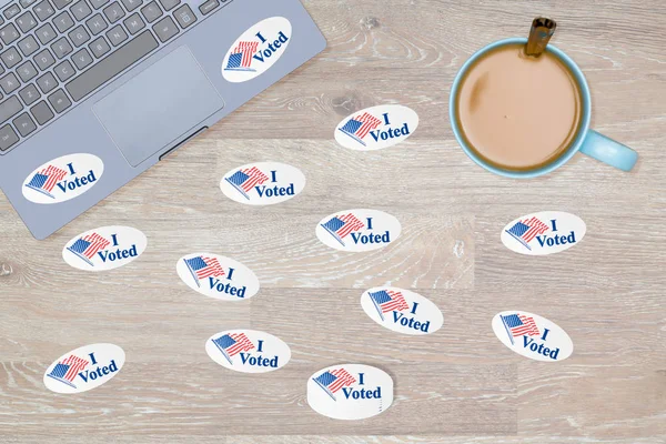 Muitos eu votei adesivos na mesa do hacker — Fotografia de Stock