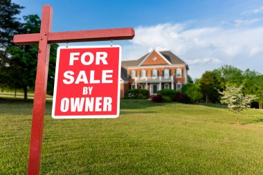 Satılık işareti önünde geniş ABD ev için