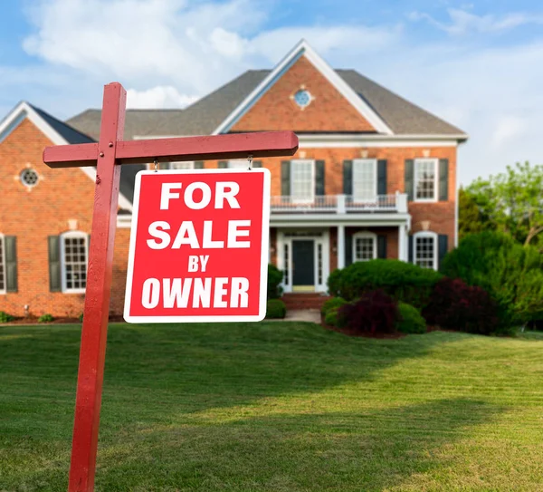 For sale sign in front of large USA home — Stock Photo, Image