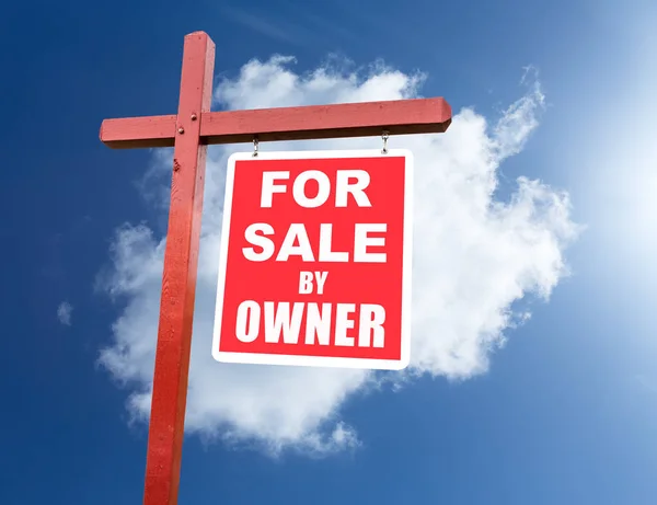 Voor verkoop teken voor huis aan de voorkant van de blauwe hemel — Stockfoto