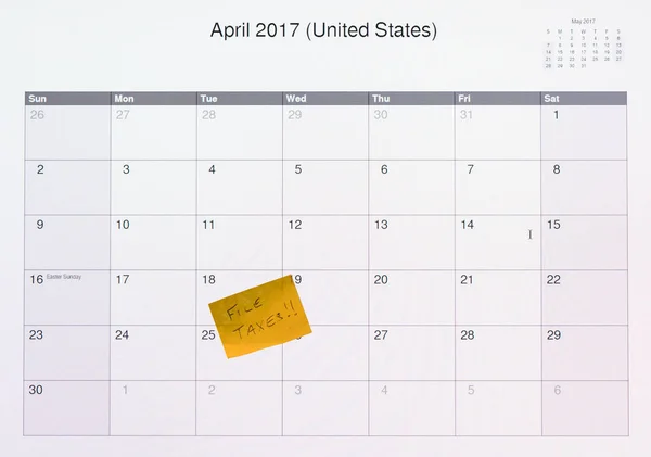 Календарь компьютерного мониторинга на день подачи налогов 2017 — стоковое фото