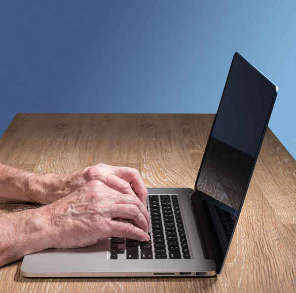 Senior vuxen man touch typer på laptop — Stockfoto