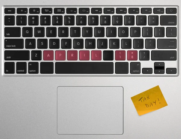 コンピューターのキーボードを使用して税日コンセプト — ストック写真