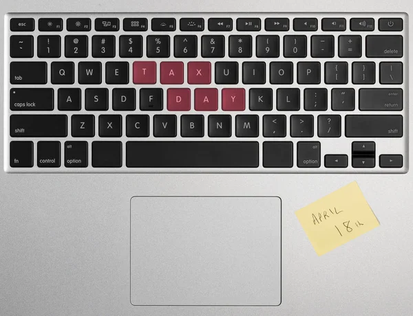 Concepto de Día de Impuestos usando teclado informático —  Fotos de Stock