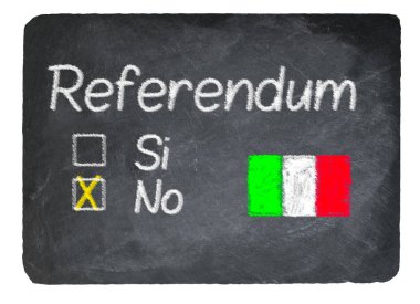 Kayrak tahtaya tebeşir kullanarak İtalya referandum kavramı