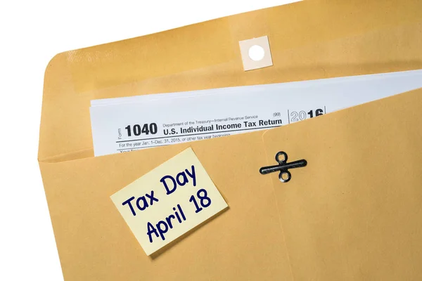 Налоговые напоминания на 18 апреля на конверте — стоковое фото