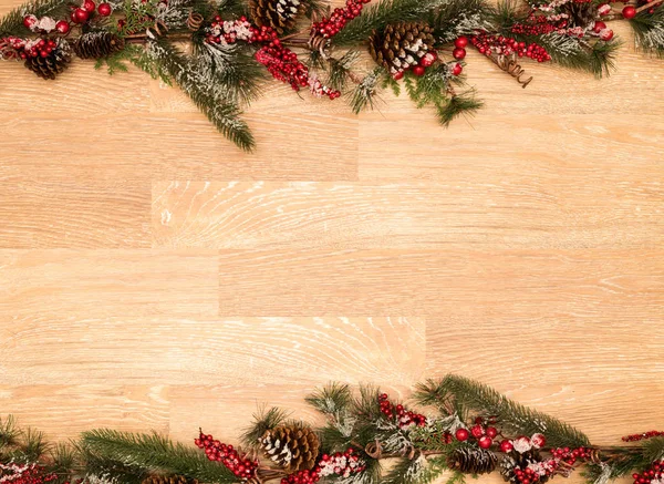 Fond de Noël sur vieux bois avec branche de sapin — Photo