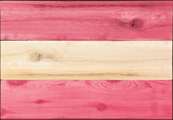 木材木板中形状的奥地利国旗 — 图库照片