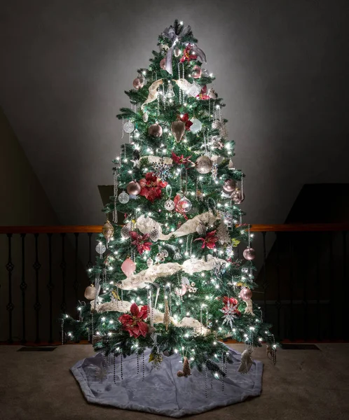 Árvore de Natal ornamentada na varanda da casa moderna — Fotografia de Stock