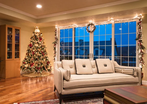 Árbol de Navidad adornado en esquina de la casa moderna — Foto de Stock