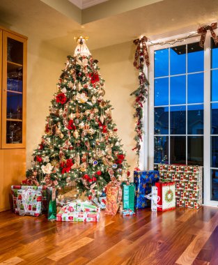Modern ev köşesinde süslü Noel ağacı