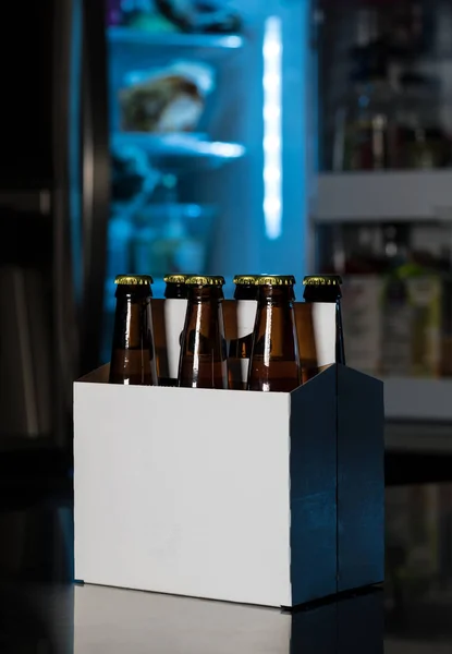 Zes pack bruin bier flessen op aanrecht — Stockfoto