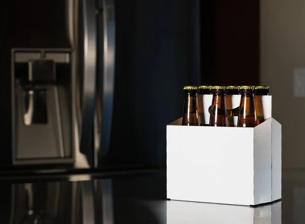 Zes pack bruin bier flessen op aanrecht — Stockfoto