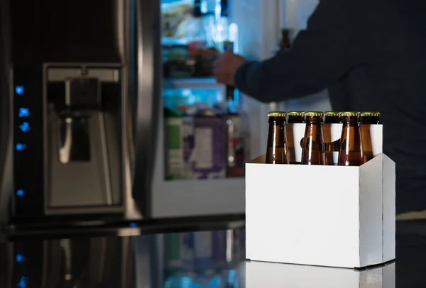 Seis embalagens de garrafas de cerveja marrom no balcão da cozinha — Fotografia de Stock