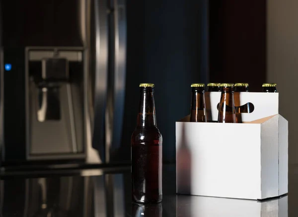 Zes pack bruin bier flessen op aanrecht — Stockfoto