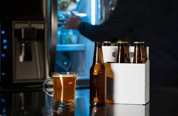 Sex-pack bruna ölflaskor på köksbänken — Stockfoto