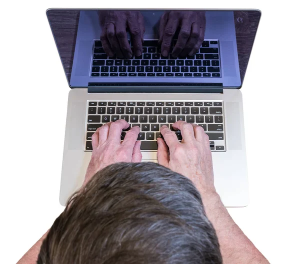 I tipi di tocco dell'uomo adulto anziano sul computer portatile — Foto Stock