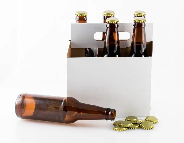 Pět láhví piva v lepenkové nosiče — Stock fotografie