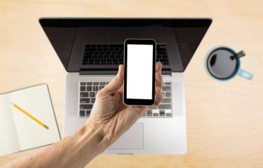 Boş ekran ile akıllı telefon Danışma üzerinde tutan el