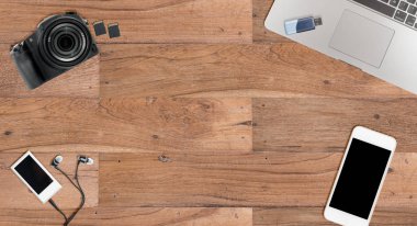 Kamera ekipmanı ile temiz ahşap masa