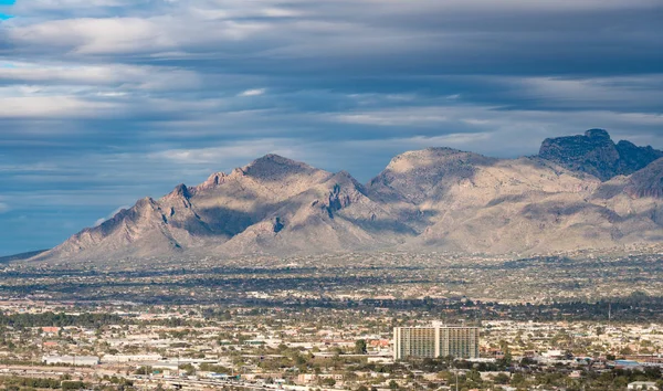 Downtown Tucson i Arizona med Santa Catalina berg — Stockfoto