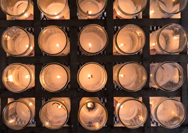 Rangées de bougies votives dans l'église catholique — Photo