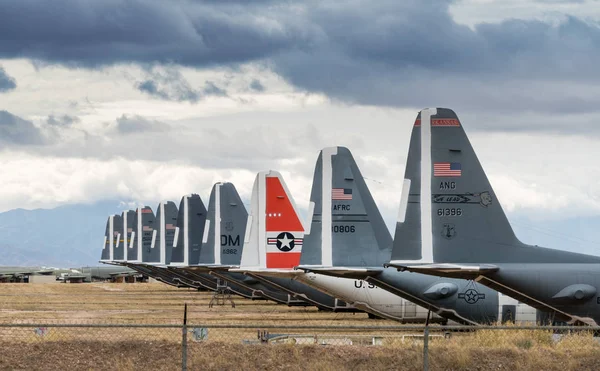 Staarten van vliegtuigen van de gepensioneerde luchtmacht in Tucson — Stockfoto