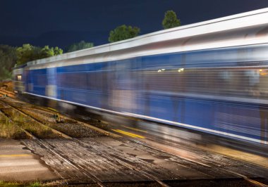 Mavi antrenörler tren geçerken geçmek