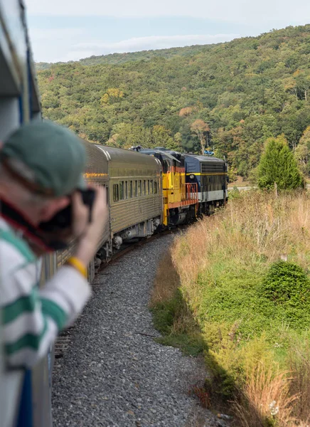 Photographer on train trip up valley — Stock Photo, Image