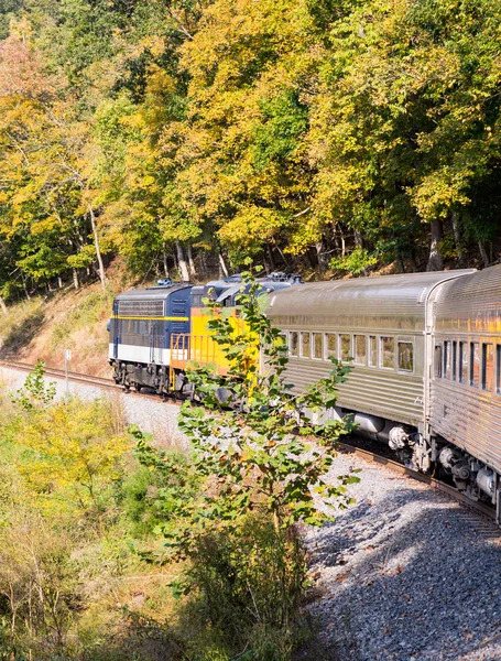 Motor diesel em viagem de trem até Vale — Fotografia de Stock