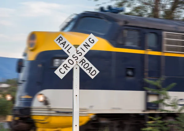Dizel motor demiryolu geçiş işareti ile — Stok fotoğraf