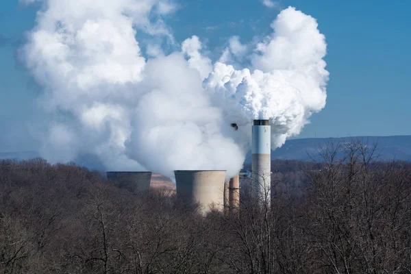 Flujos de humo de la central eléctrica de carbón — Foto de Stock