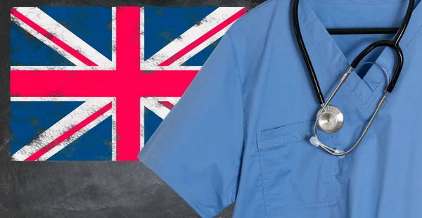 Blå skrubbar med Uk brittiska flaggan för utländsk vårdpersonal — Stockfoto