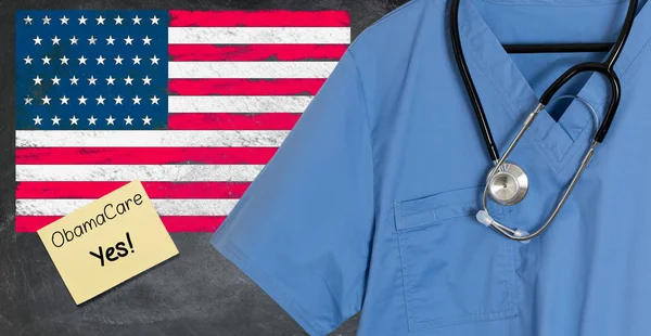 의료 문제에 대 한 미국 국기와 파란색 스크럽 — 스톡 사진