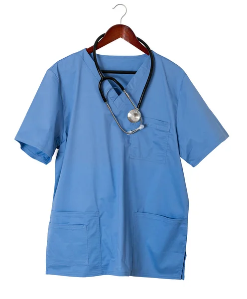 Camisa exfoliante azul para profesional médico colgando aislado — Foto de Stock