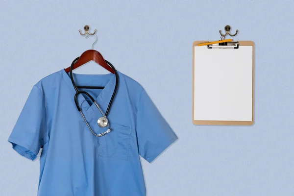 Clipboar와 의료 전문 매달려 블루 스크럽 셔츠 — 스톡 사진