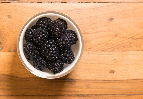 From above view of glass bowl of blackberries — Stock Photo, Image